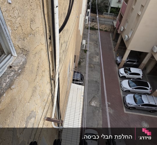 חבלים ומתקנים על קיר בניין
